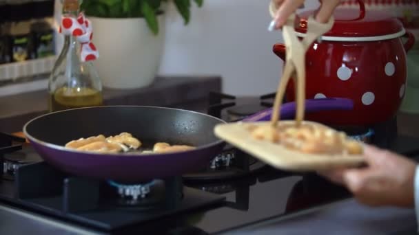 Cocinero poniendo comida en aceite — Vídeos de Stock