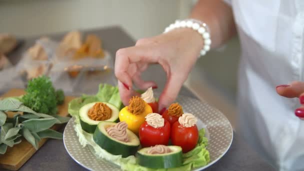 Cooker is putting food on dish — Stock Video