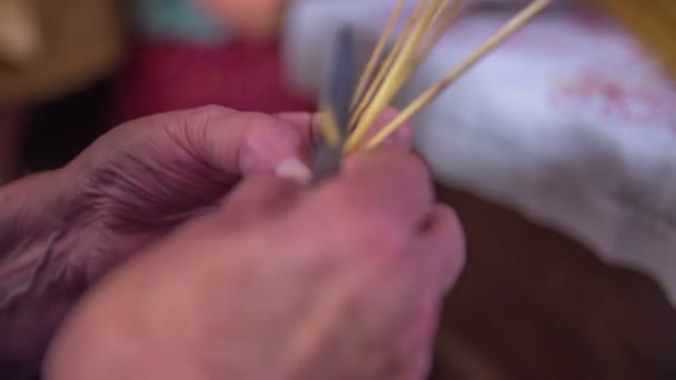 Knitting on work in a space us knitting room — Stock Video