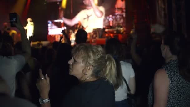 Een senior dame en haar vrienden bij rockconcert — Stockvideo