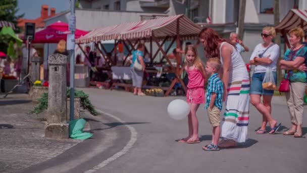 Moeder en dochter die met de ballon speelt — Stockvideo