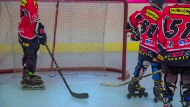 Niños en entrenamiento de hockey — Vídeo de stock