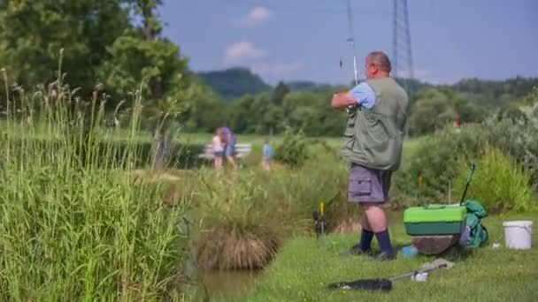 Pesca de pescador en agua de estanque — Vídeos de Stock