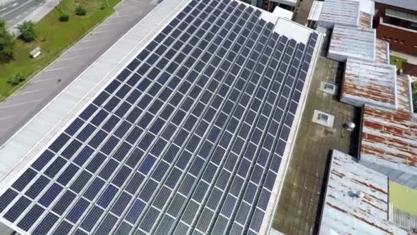 Zobacz na wiele paneli słonecznych na dachu — Wideo stockowe