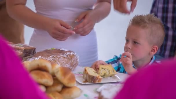 Degustación de pan casero por parte de los visitantes — Vídeo de stock