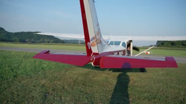 Avião começa a se mover e vai em uma pista — Vídeo de Stock