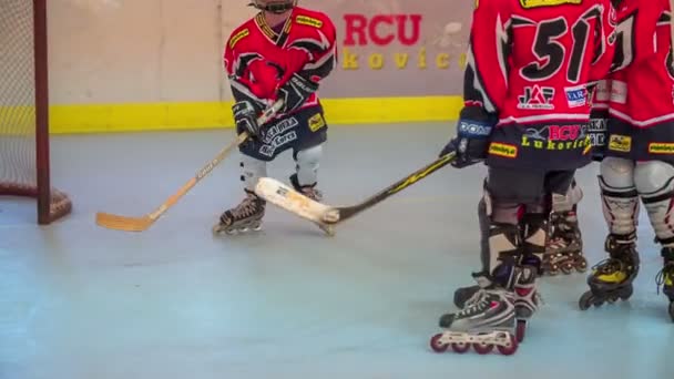 Kinder bereiten sich auf Hockeytraining vor — Stockvideo