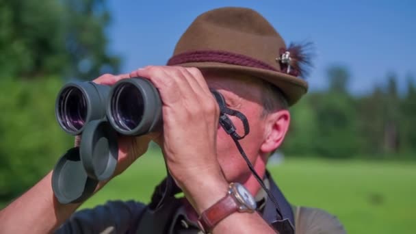 Hunter recorre el vecindario en un césped verde — Vídeo de stock