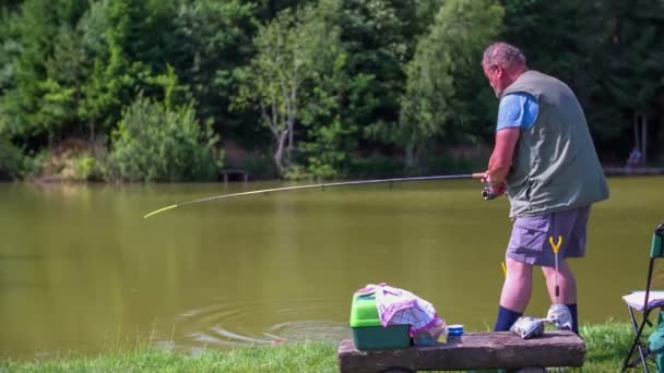 Fisher is de visserij in de buurt van de vijver — Stockvideo