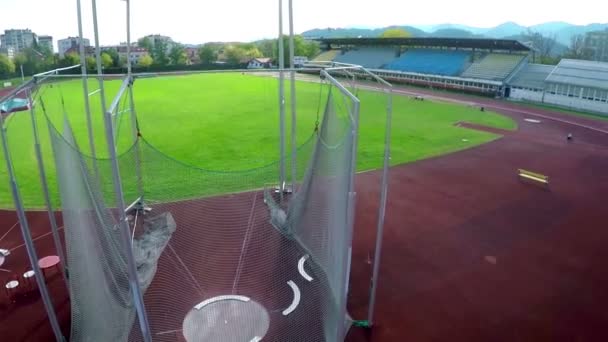 Hammer throw discipline at a running track court — Stockvideo