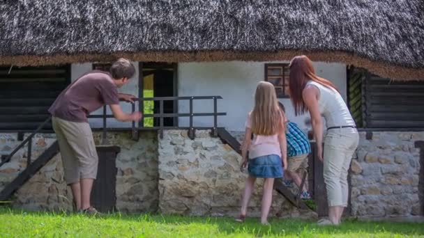 Padres e hijos mirando la casa — Vídeos de Stock