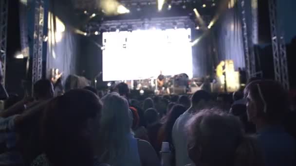 Wielki tłum ciesząc się koncert rockowy — Wideo stockowe