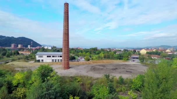 Chimneys located in a remoted part of town — Stockvideo