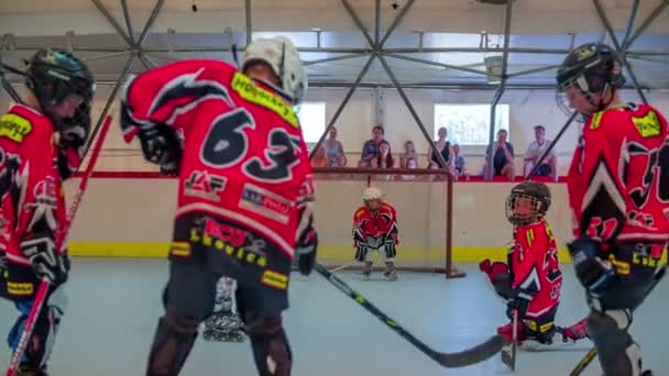 Niños pequeños y serios en entrenamiento de hockey — Vídeo de stock