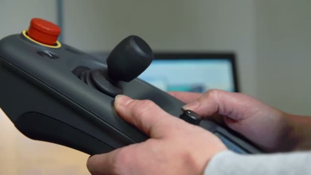 homme utilisant le dispositif sur l'industrie 