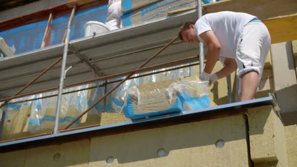 El hombre está renovando el edificio — Vídeo de stock