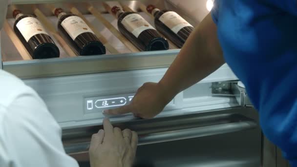 Egy személy ellenőrzi a palack hűtő — Stock videók