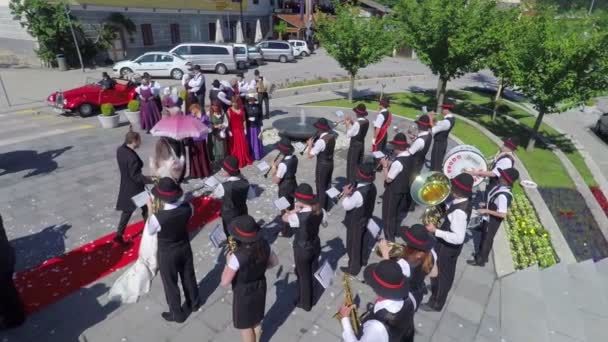 Cerimônia de casamento em uma bela praça na aldeia — Vídeo de Stock