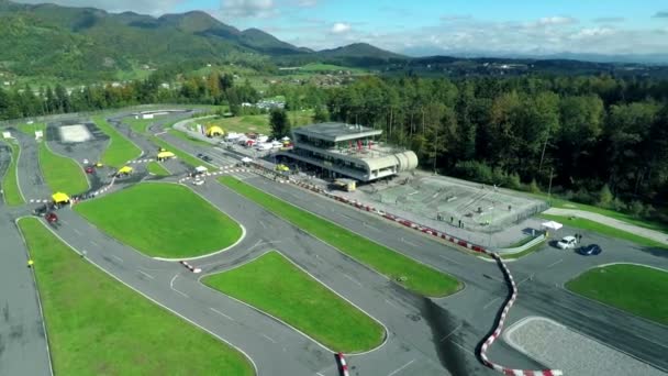 Centro deportivo con pista de carreras — Vídeo de stock