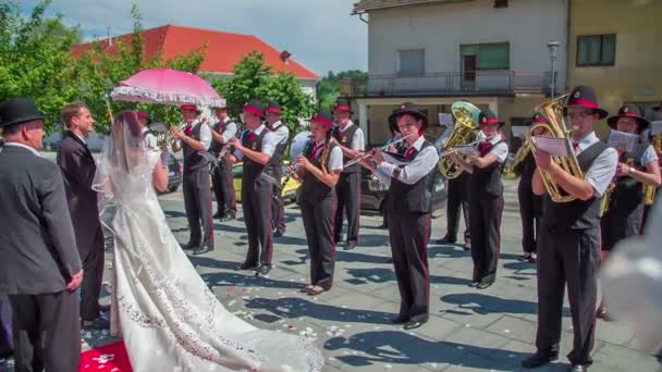 Casamento tradicional em pequena aldeia — Vídeo de Stock