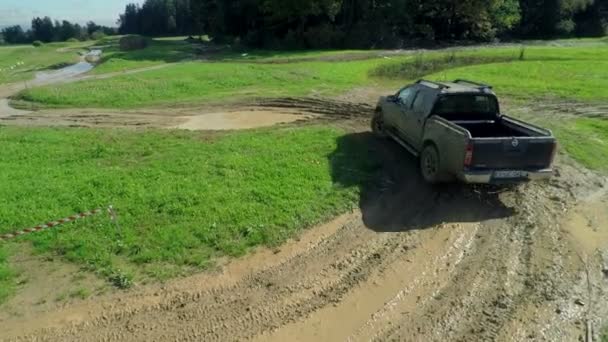 Conducción fuera de carretera en el campo — Vídeos de Stock