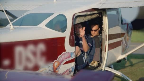 Un pequeño avión está listo para despegar — Vídeo de stock