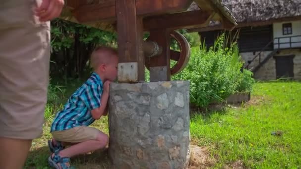 Menino brincando com bem — Vídeo de Stock