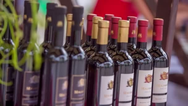 Uno stivale con vino su fiera rustica — Video Stock