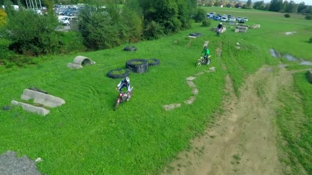 Motorrijders rijden op een onverharde weg. — Stockvideo