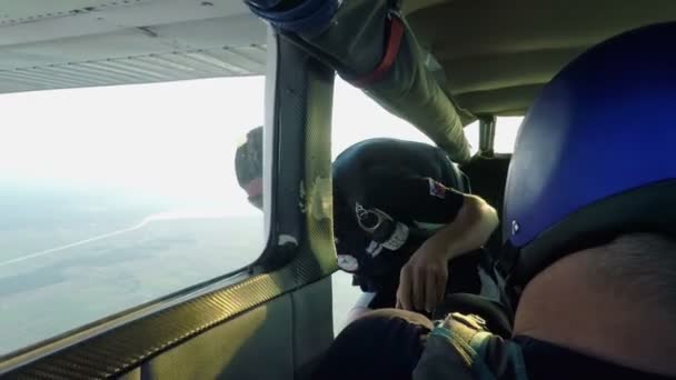 Gente esperando en el avión para saltar detrás de él — Vídeos de Stock