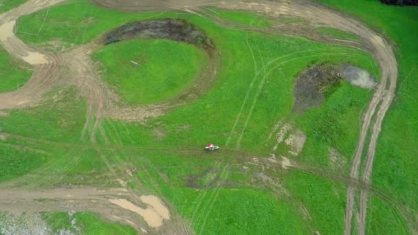 Motociclista montando en una pista de tierra . — Vídeos de Stock