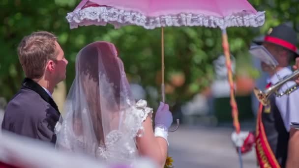 Ceremonia de boda tradicional en el pequeño pueblo — Vídeo de stock