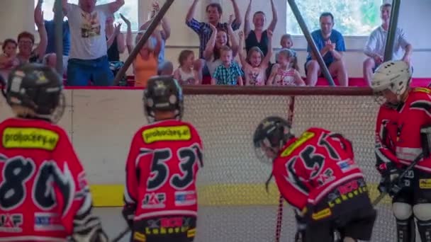 Niño durante el rodaje en el entrenamiento de hockey — Vídeo de stock