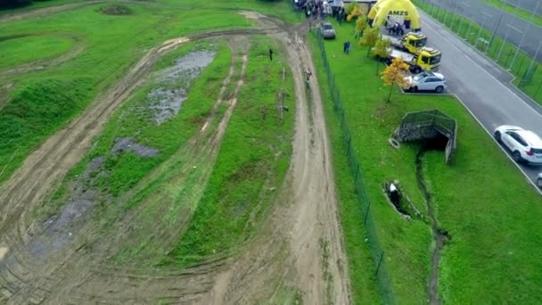 Andar de bicicleta na estrada suja — Vídeo de Stock