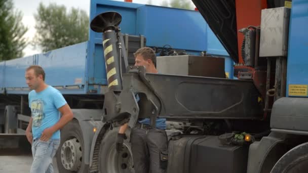 Säule auf einem Lastwagen wird aufgestellt — Stockvideo