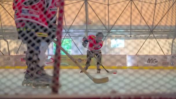 Игрок тренируется стрельба по хоккею — стоковое видео