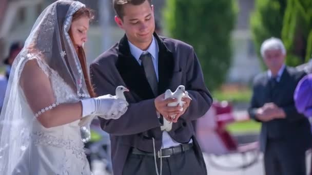 Mąż i żona ma białe gołębie w swoje ręce — Wideo stockowe