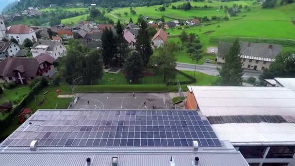 Blick auf Gebäude mit Sonnenkollektoren — Stockvideo