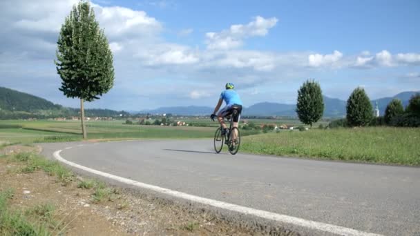 骑自行车的人在一条乡间小道上骑他的自行车 — 图库视频影像
