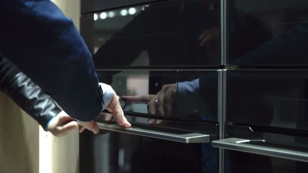 A man inspects equipment in kitchen store — Stock Video