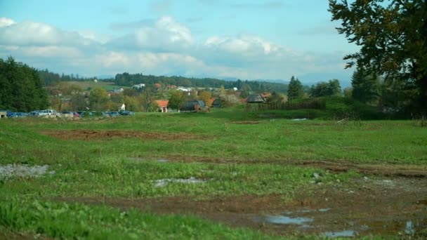 Nákladních aut na špinavé zemi silnici — Stock video