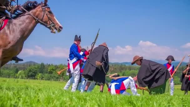 Солдати на коні напали французької армії — стокове відео