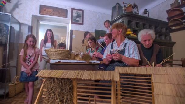 Oturma ve bir alanda bizi örgü Oda çalışma knitters — Stok video