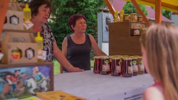 Verkoop van honing op de boot op rustieke beurs — Stockvideo