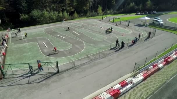 Спортивный центр с гоночной трассой — стоковое видео