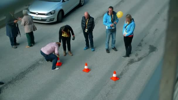 Frau mit Autobrille weicht Hindernissen aus — Stockvideo