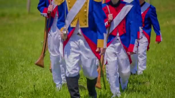 Soldaterna i Napoleon armén marscherade in i historiska kamp — Stockvideo