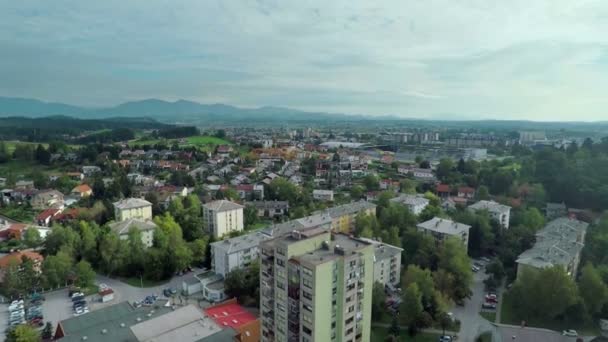 Edifícios altos localizados em uma cidade de tamanho médio — Vídeo de Stock