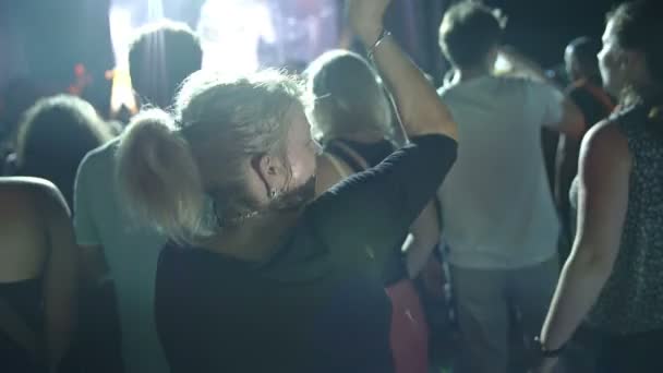 En äldre dam och hennes vänner på rockkonsert — Stockvideo