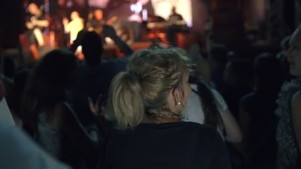 Signora non può smettere di ballare ad un concerto rock — Video Stock